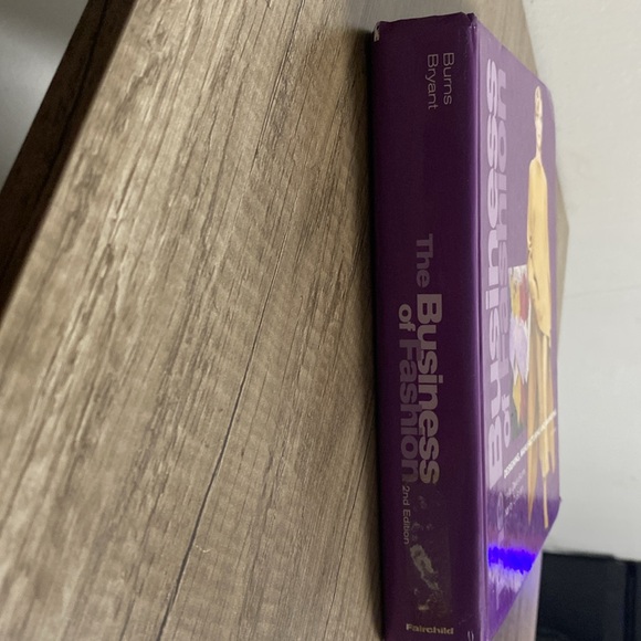 The business of fashion by Leslie Davis Burns and Nancy O. Bryant 2nd edition. - Picture 3 of 4